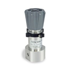 Emerson Tescom 50-2062D28S351 Pressure Regulator, inlet/outlet 1/2" NPT-F thread, body material AI AISI 316, trim Buna N, Vespel seal, Cv 0.12, outlet pressure range 50 to 6000 psi, max inlet 10000 psi, منظم الضغط, pengatur tekanan, регулятор давления, catalog datasheet